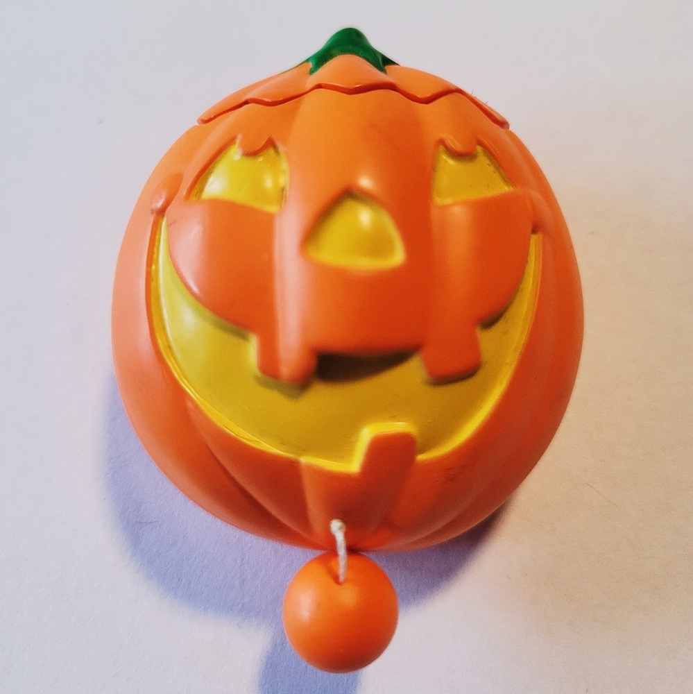 Hallmark Halloween Black Cat and Pumpkin Moving Brooch - Picture 3 of 5